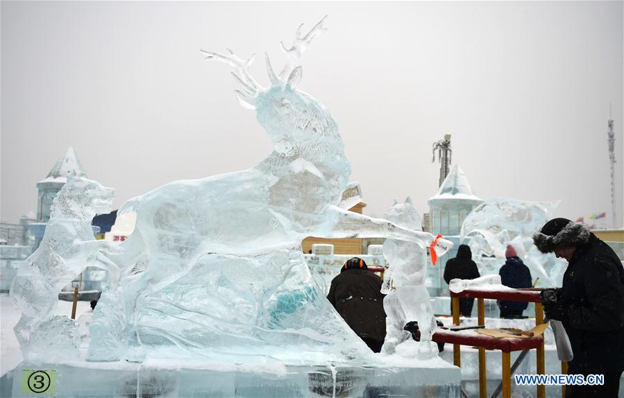 CHINA-HEILONGJIANG-HARBIN-ICE SCULPTURE (CN)