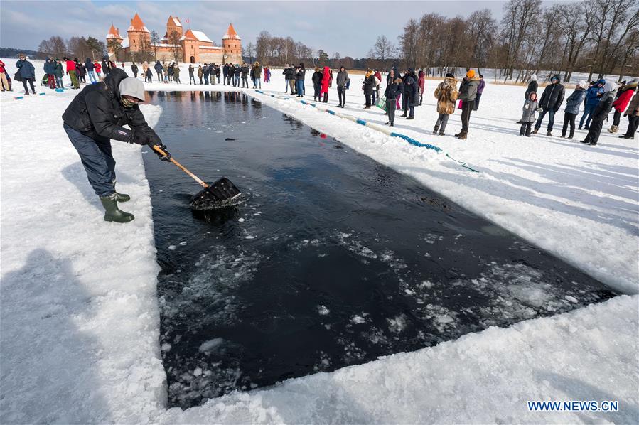 (SP)LITHUANIA-TRAKAI-WINTER SWIMMING RACE