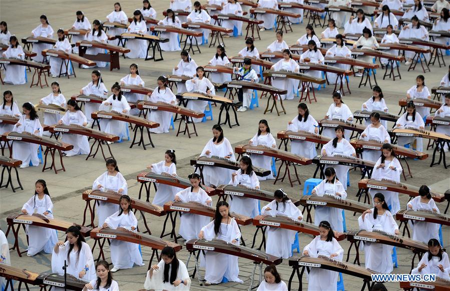 CHINA-SHAANXI-QIPAO AND GUZHENG SHOW (CN)