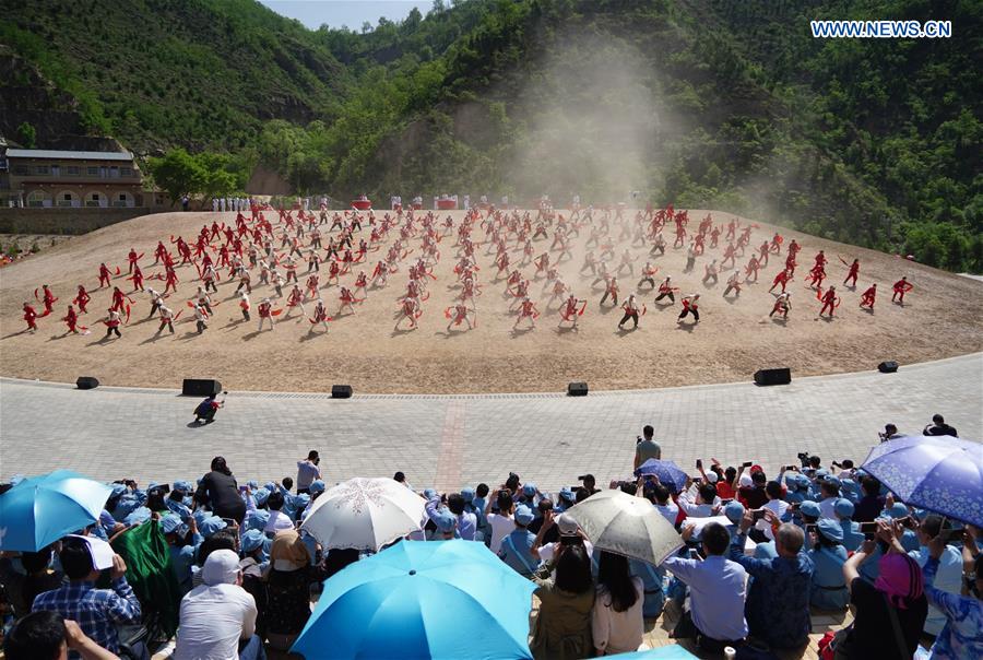 CHINA-SHAANXI-WAIST DRUM PERFORMANCE (CN)