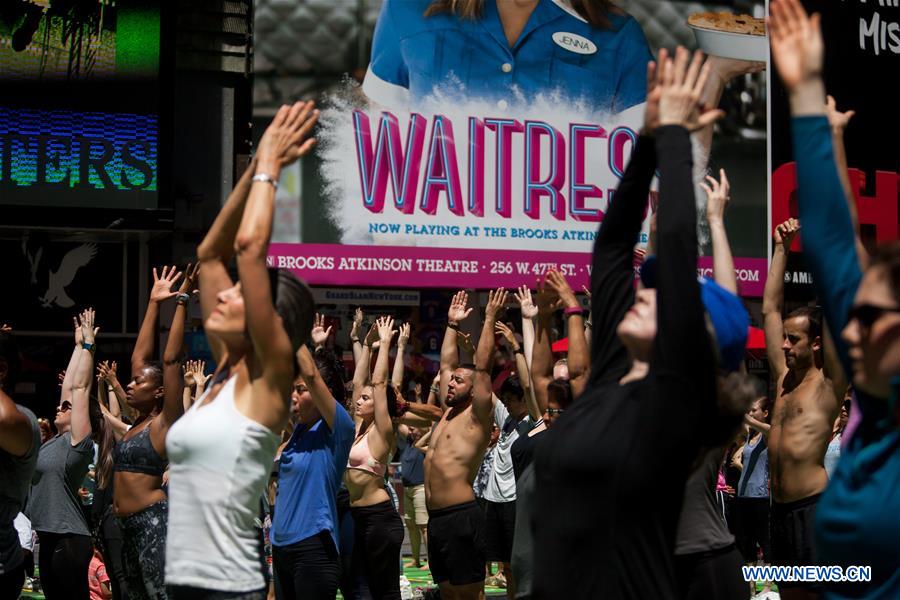 U.S.-NEW YORK-TIMES SQUARE-SOLSTICE-YOGA