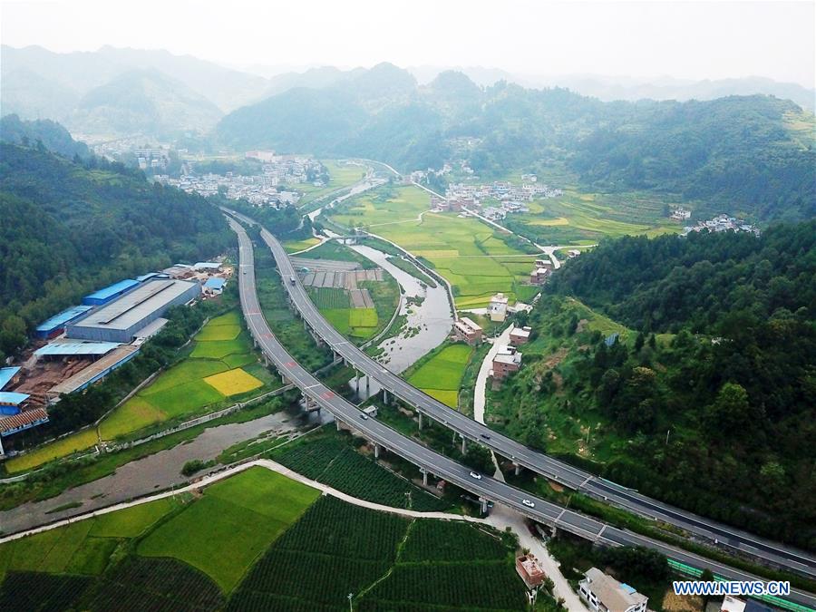 CHINA-GUIZHOU-EXPRESSWAY-SCENERY (CN)