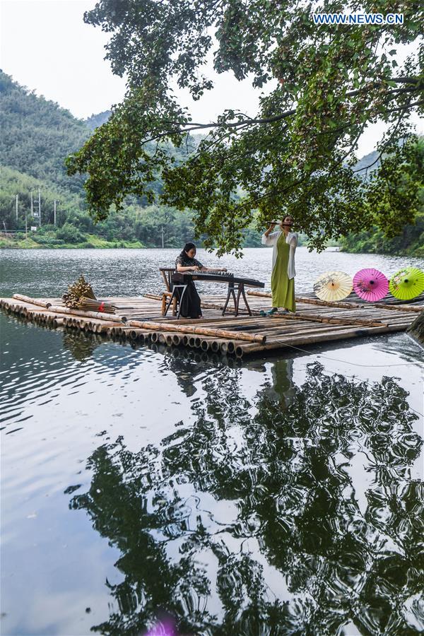 CHINA-ZHEJIANG-HANGZHOU-WATER CONCERT-BAMBOO FLUTE (CN)