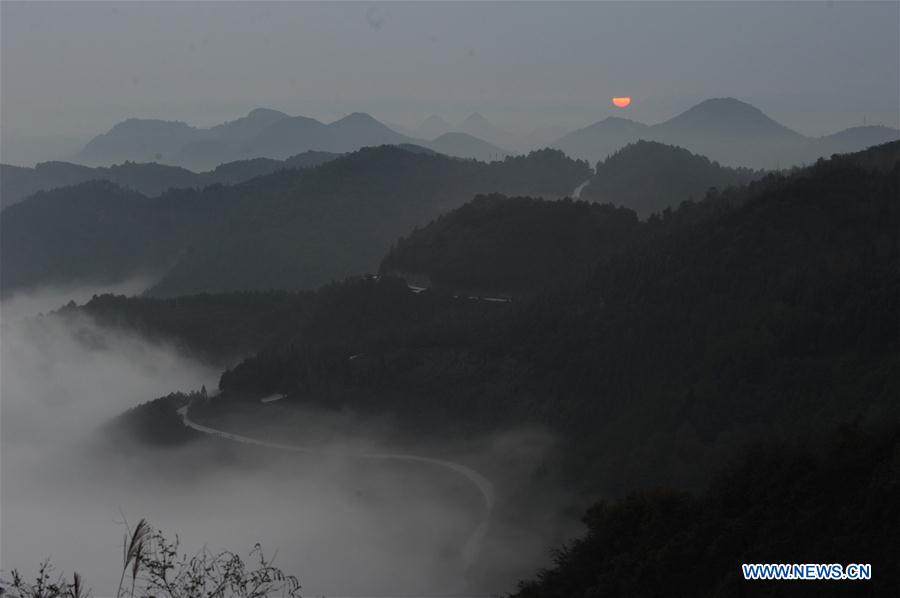 CHINA-GUIZHOU-TONGREN-ADVECTION FOG (CN)