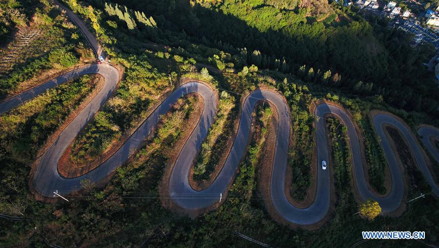 CHINA-YUNNAN-WINDING ROAD-SCENERY (CN)