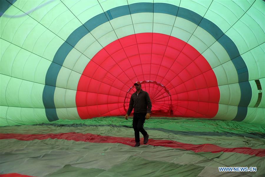 NEPAl-POKHARA-HOT AIR BALLOON-LAUNCH