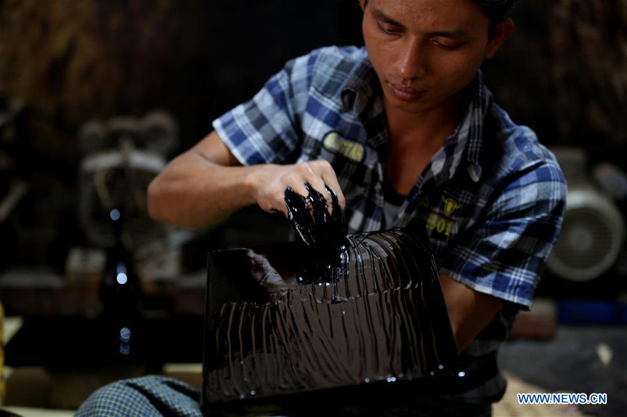 MYANMAR-BAGAN-TRADITIONAL HANDICRAFT-LACQUERWARE-WORKSHOP