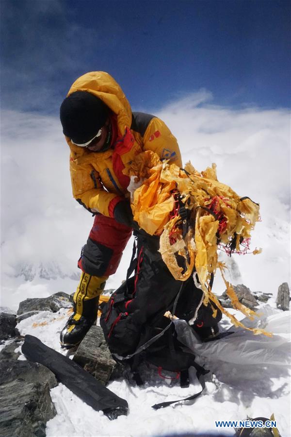 Xinhua Headlines: Collecting garbage on the roof of the world