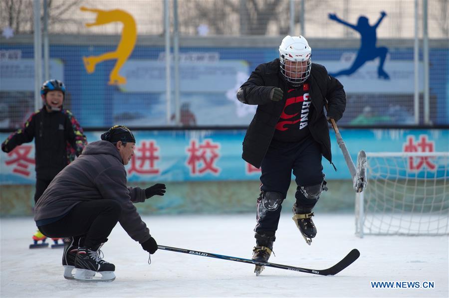 (SP)CHINA-BEIJING-YANQING-PRIMARY SCHOOL STUDENTS-SKATING(CN)