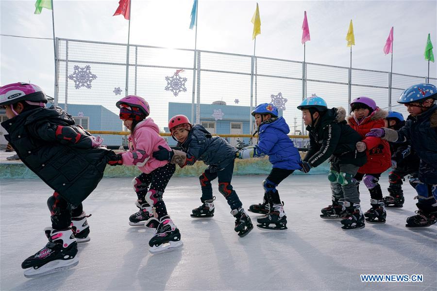 (SP)CHINA-BEIJING-YANQING-PRIMARY SCHOOL STUDENTS-SKATING(CN)