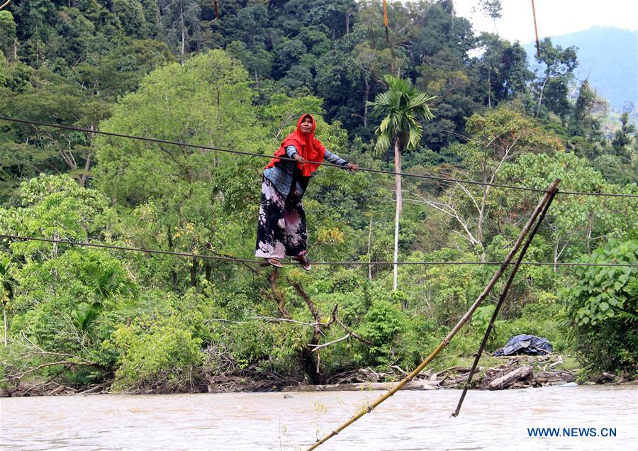 INDONESIA-ACEH-DAILY LIFE-CROSSING RIVER