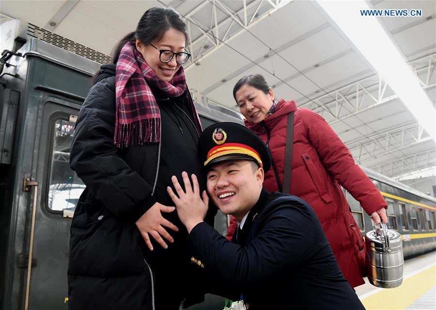 CHINA-LANTERN FESTIVAL-TRAIN ATTENDANT-FAMILY REUNION (CN)