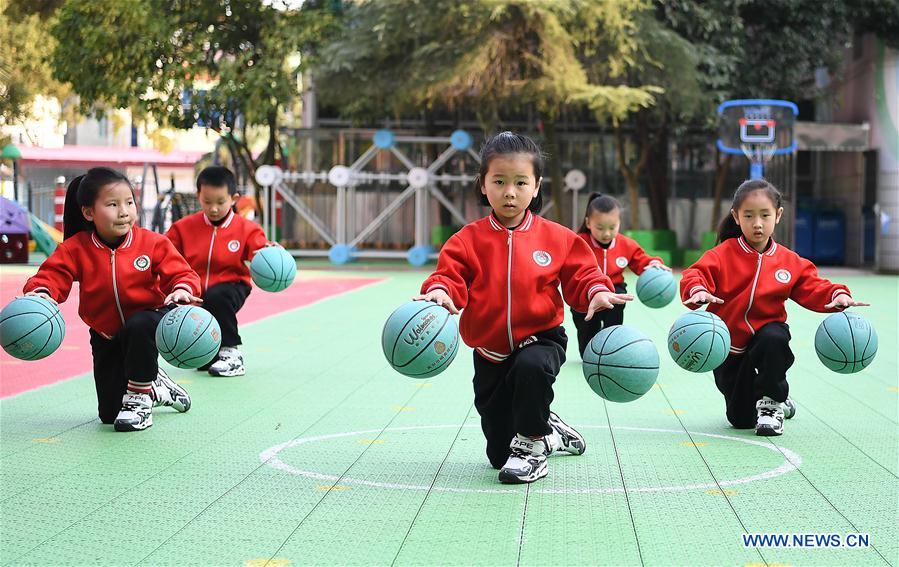 (SP)CHINA-JIANGXI-PHYSICAL EDUCATION-KINDERGARTEN-CHILDREN BASKETBALL EXERCISES (CN)