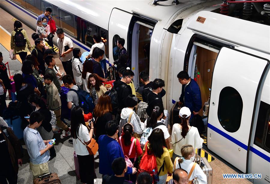 CHINA-HENAN-ZHENGZHOU-RAILWAY-LABOR DAY HOLIDAY-TRAVEL RUSH (CN)