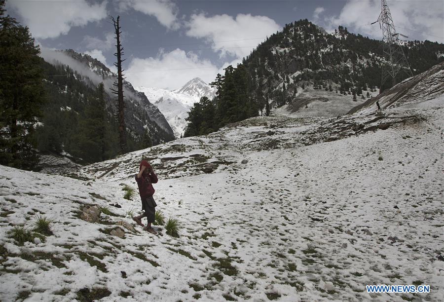 KASHMIR-SRINAGAR-SNOWFALL