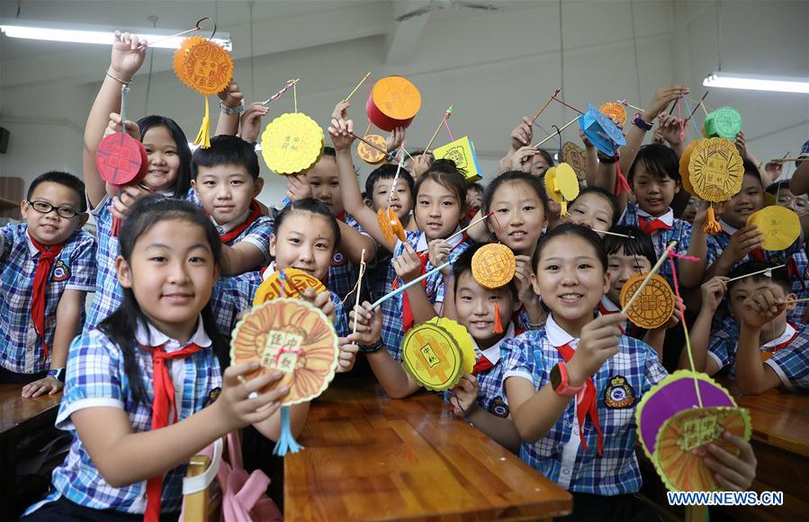 CHINA-SHIJIAZHUANG-MID-AUTUMN FESTIVAL-CELEBRATIONS (CN)