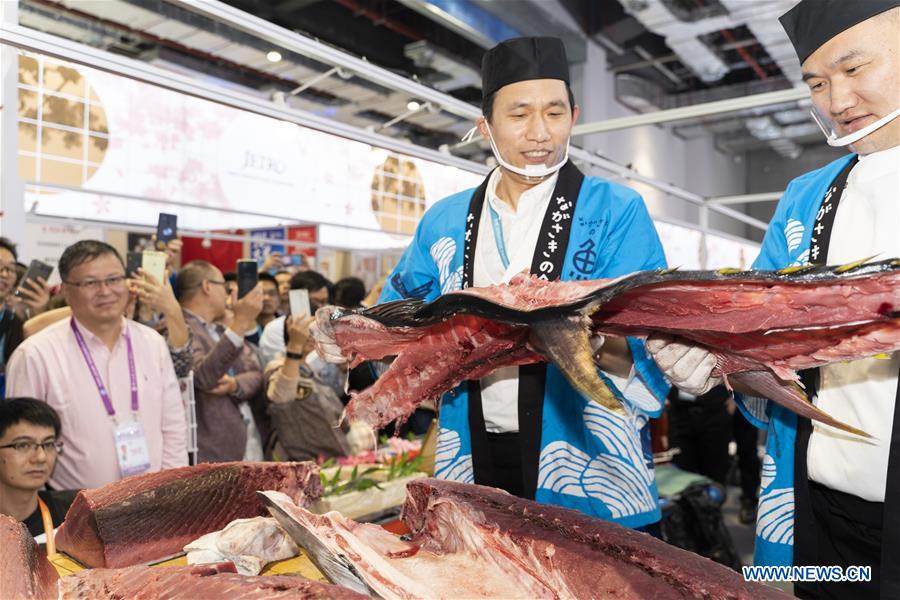 (CIIE)CHINA-SHANGHAI-CIIE-FOOD-JAPAN-TUNA DISINTEGRATING SHOW (CN)