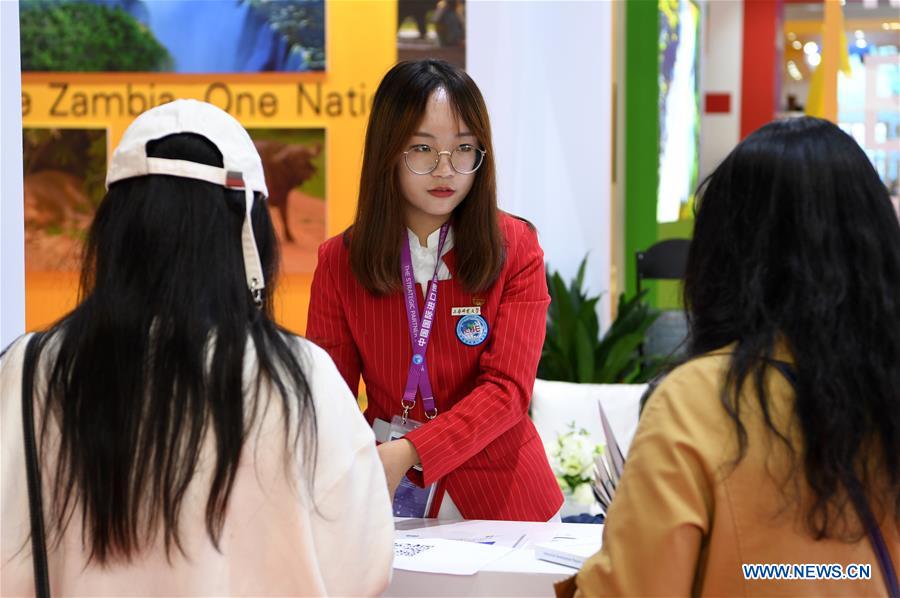 (CIIE)CHINA-SHANGHAI-CIIE-VOLUNTEERS (CN)