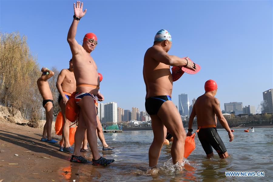 (SP)CHINA-LANZHOU-YELLOW RIVER WINTER SWIMMERS