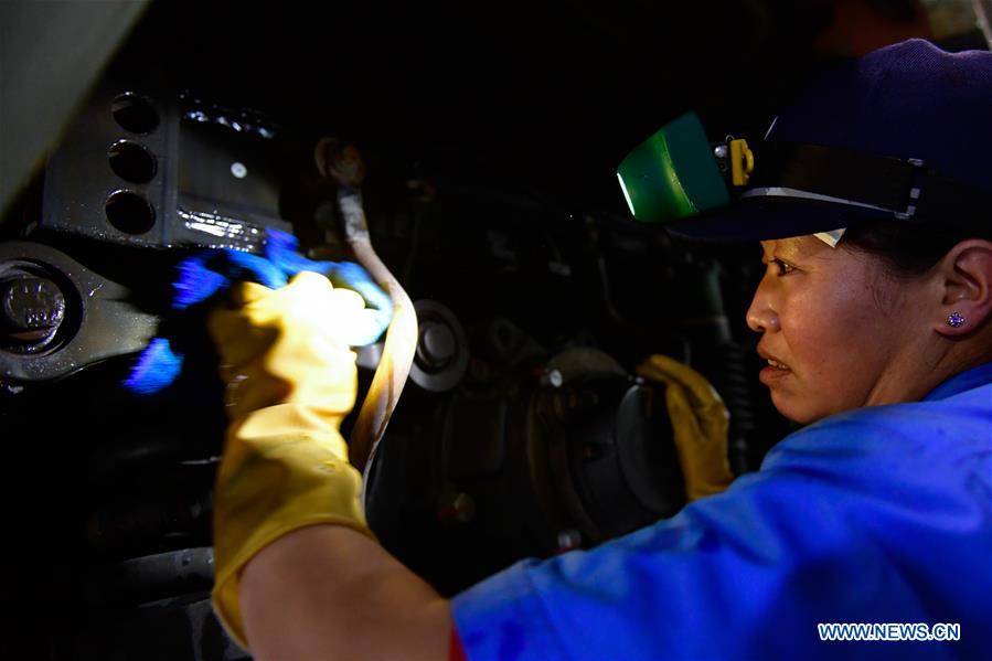 CHINA-XINING-SPRING FESTIVAL TRAVEL RUSH-HIGH SPEED TRAIN-WORKERS(CN) 