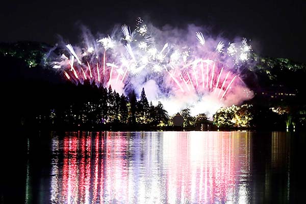 Fireworks light up West Lake in Hangzhou