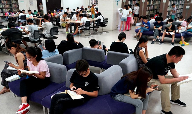 Zhengzhou library packed with readers during summer vacation