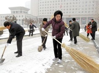 今年流行“領導掃大街”？