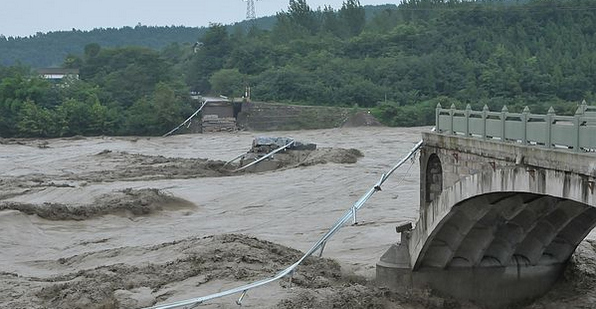 大橋垮塌現(xiàn)場