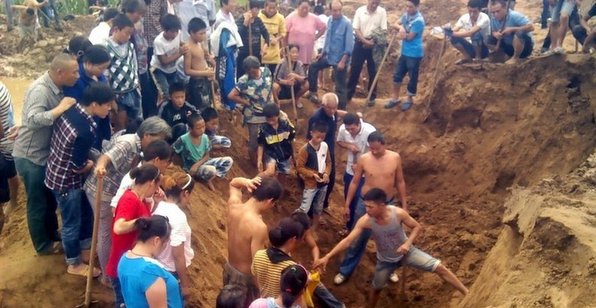 河南西平工地挖出銅錢 上百村民挖寶論斤賣