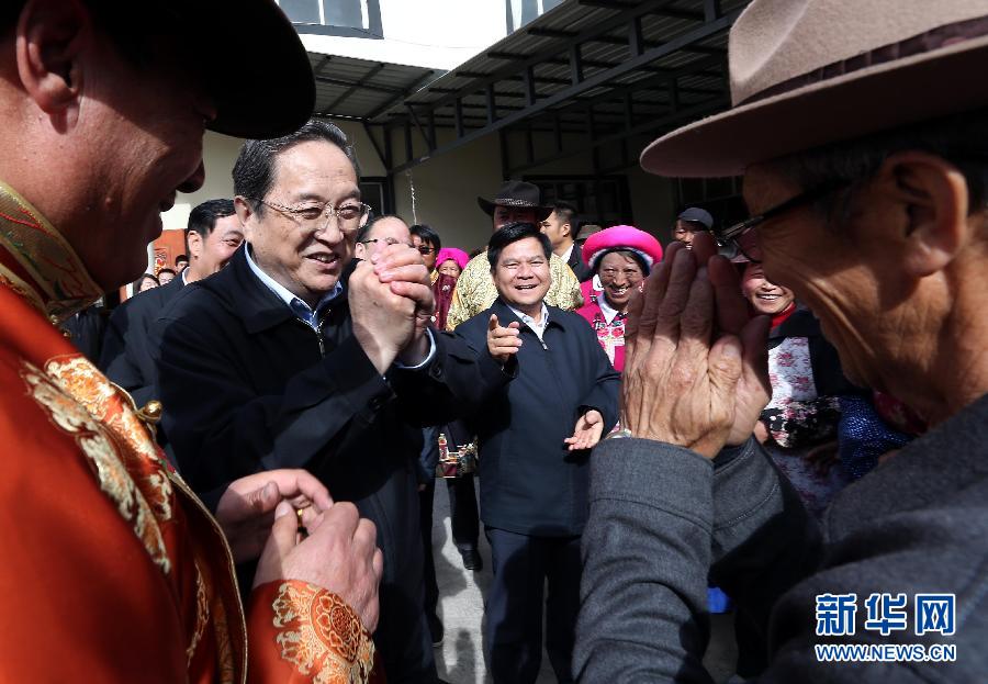 這是5月16日，俞正聲在香格里拉縣建塘鎮(zhèn)金龍社區(qū)與居民們親切交談。 新華社記者 劉衛(wèi)兵 攝