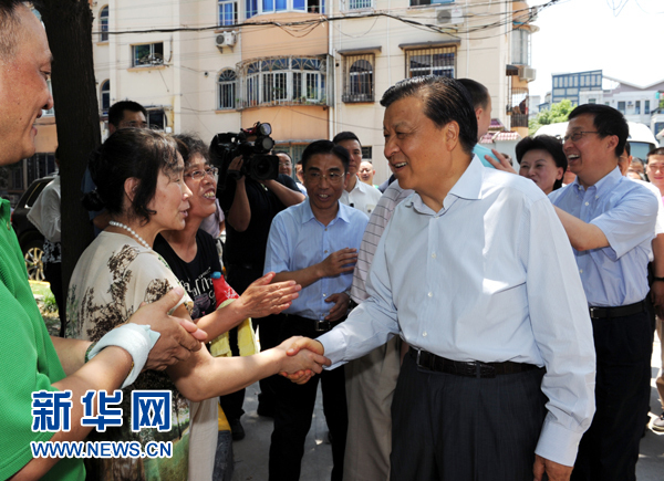 這是7月22日，劉云山在上海市普陀區(qū)桃浦鎮(zhèn)蓮花公寓居委會調(diào)研時同社區(qū)居民親切握手。新華社記者 饒愛民 攝