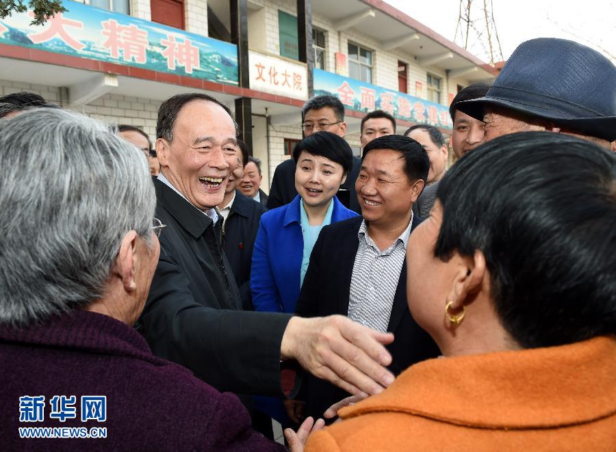 3月27日至28日，中共中央政治局常委、中央紀(jì)委書記王岐山到河南省調(diào)研，并主持召開座談會(huì)。這是3月27日王岐山在河南林州姚村鎮(zhèn)馮家口村同村民親切交談。 新華社記者 饒愛民 攝