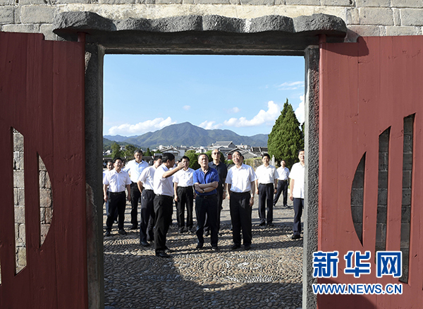 9月24日至26日，中共中央政治局常委、中央紀(jì)委書記王岐山在福建調(diào)研。這是9月24日，王岐山在上杭縣古田鎮(zhèn)參觀古田會(huì)議會(huì)址。新華社記者張鐸攝