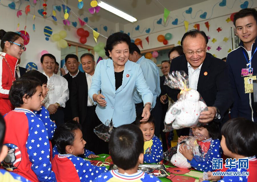 9月27日，中共中央政治局委員、國務(wù)院副總理、中央代表團(tuán)副團(tuán)長(zhǎng)劉延?xùn)|率中央代表團(tuán)分團(tuán)，帶著黨中央、國務(wù)院的親切關(guān)懷和全國各族人民的深切情誼，來到和田地區(qū)、阿克蘇地區(qū)慰問各族干部群眾，并祝賀大家中秋節(jié)快樂。這是劉延?xùn)|在阿克蘇市“雙語”幼兒園與孩子們?cè)谝黄稹Ｐ氯A社記者 張領(lǐng) 攝