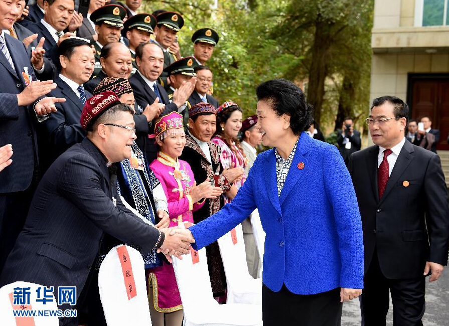 9月28日，中共中央政治局委員、國務(wù)院副總理、中央代表團(tuán)副團(tuán)長劉延?xùn)|率中央代表團(tuán)分團(tuán)赴阿克蘇地區(qū)、伊犁哈薩克自治州慰問，與各族干部群眾共度節(jié)日、共享歡樂。這是劉延?xùn)|接見伊犁黨政軍負(fù)責(zé)同志和各族各界人士、先進(jìn)模范、援疆干部代表等。新華社記者張領(lǐng)攝