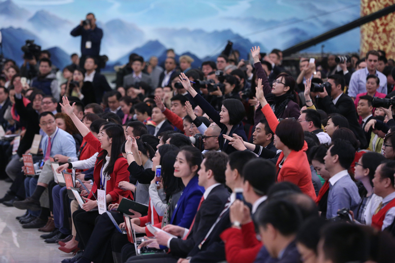 3月15日，國(guó)務(wù)院總理李克強(qiáng)在北京人民大會(huì)堂與中外記者見面，并回答記者提問。這是記者舉手爭(zhēng)取提問機(jī)會(huì)。 新華社記者 才揚(yáng) 攝