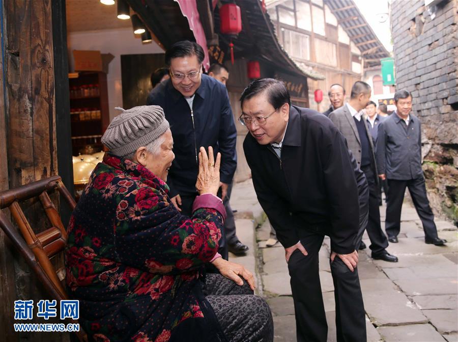 這是11月21日，張德江在宜賓李莊鎮(zhèn)同濟(jì)社區(qū)與居民親切交談。 新華社記者 劉衛(wèi)兵 攝 