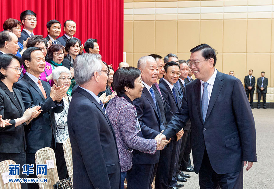 5月8日至10日，中共中央政治局常委、全國(guó)人大常委會(huì)委員長(zhǎng)張德江視察澳門特別行政區(qū)。這是5月9日，張德江與澳門社會(huì)各界人士代表座談。新華社記者 李學(xué)仁 攝