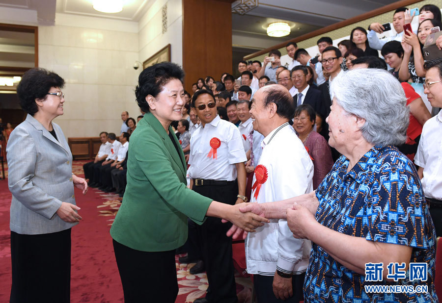 6月16日，中共中央政治局委員、國務(wù)院副總理劉延?xùn)|在北京看望出席中國人口福利基金會成立30周年座談會的歷屆“中華人口獎”獲獎?wù)叽怼Ｐ氯A社記者 饒愛民 攝