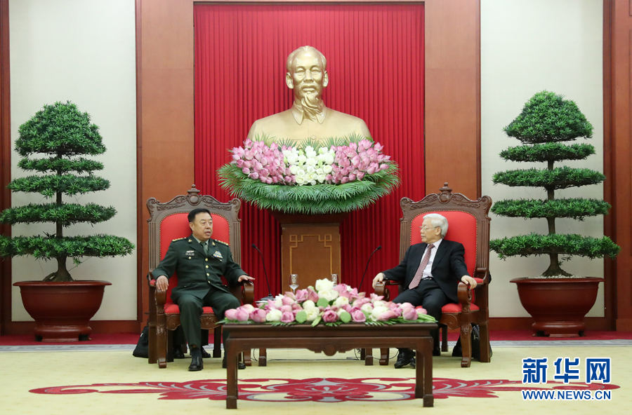 6月18日，在越南首都河內(nèi)，正在越南訪問(wèn)的中央軍委副主席范長(zhǎng)龍（左）會(huì)見越共中央總書記阮富仲。 新華社發(fā)（李曉偉攝） 