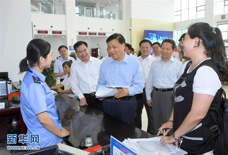 6月22日至24日，中共中央政治局常委、中央書記處書記劉云山在遼寧調(diào)研。這是6月22日，劉云山在中國（遼寧）自貿(mào)試驗區(qū)營口片區(qū)與干部群眾深入交流。新華社記者 張鐸 攝