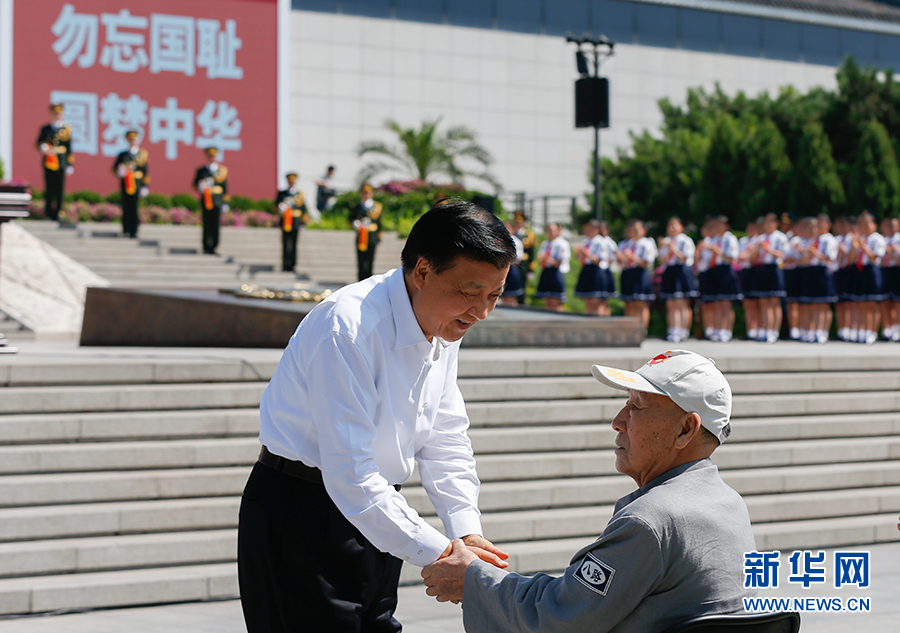 7月7日，紀(jì)念全民族抗戰(zhàn)爆發(fā)80周年儀式在中國人民抗日戰(zhàn)爭紀(jì)念館舉行。中共中央政治局常委、中央書記處書記劉云山出席儀式并講話。這是儀式開始前，劉云山與老八路代表握手。新華社記者崔新鈺攝