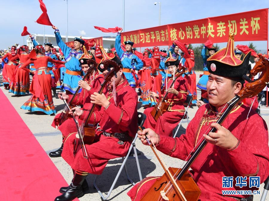 8月7日，以中共中央政治局常委、全國(guó)政協(xié)主席俞正聲為團(tuán)長(zhǎng)的中央代表團(tuán)飛抵呼和浩特，出席內(nèi)蒙古自治區(qū)成立70周年慶?；顒?dòng)。中央代表團(tuán)在機(jī)場(chǎng)受到內(nèi)蒙古各族群眾的熱烈歡迎。新華社記者 張領(lǐng) 攝