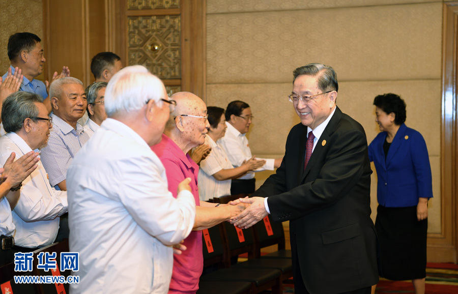 8月7日，中共中央政治局常委、全國(guó)政協(xié)主席、中央代表團(tuán)團(tuán)長(zhǎng)俞正聲在內(nèi)蒙古新城賓館會(huì)見內(nèi)蒙古自治區(qū)離退休老同志和各族各界群眾代表，并與他們合影留念。新華社記者 張領(lǐng) 攝