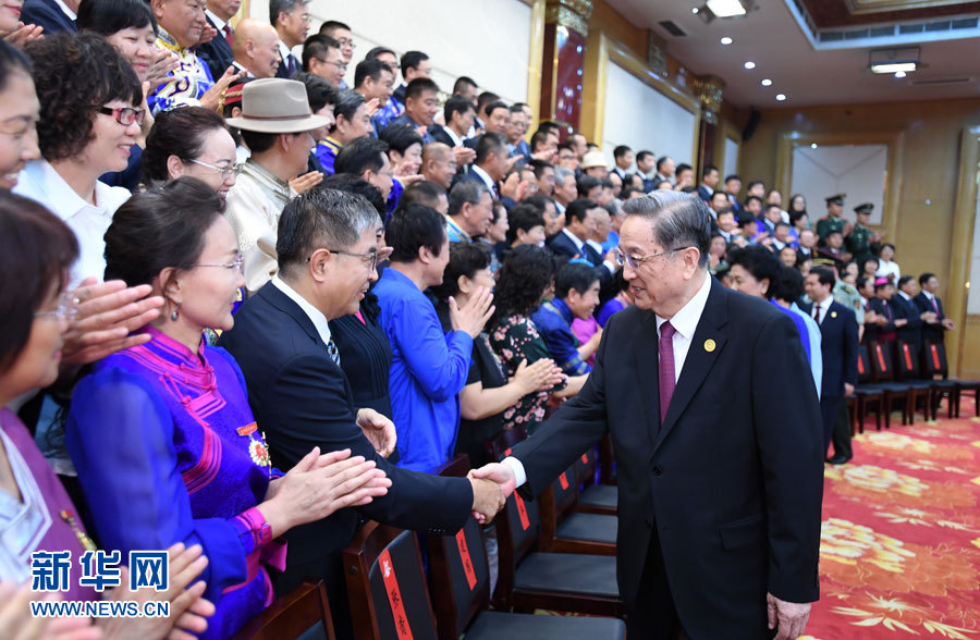 8月7日，中共中央政治局常委、全國(guó)政協(xié)主席、中央代表團(tuán)團(tuán)長(zhǎng)俞正聲在內(nèi)蒙古新城賓館會(huì)見內(nèi)蒙古自治區(qū)離退休老同志和各族各界群眾代表，并與他們合影留念。新華社記者 張領(lǐng) 攝