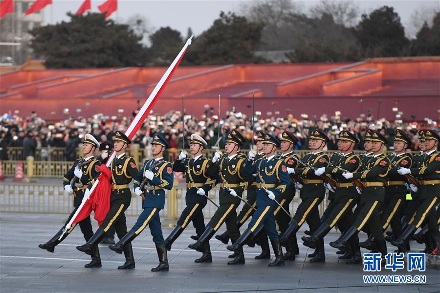 （社會(huì)）（2）人民解放軍首次執(zhí)行天安門(mén)廣場(chǎng)升國(guó)旗任務(wù)