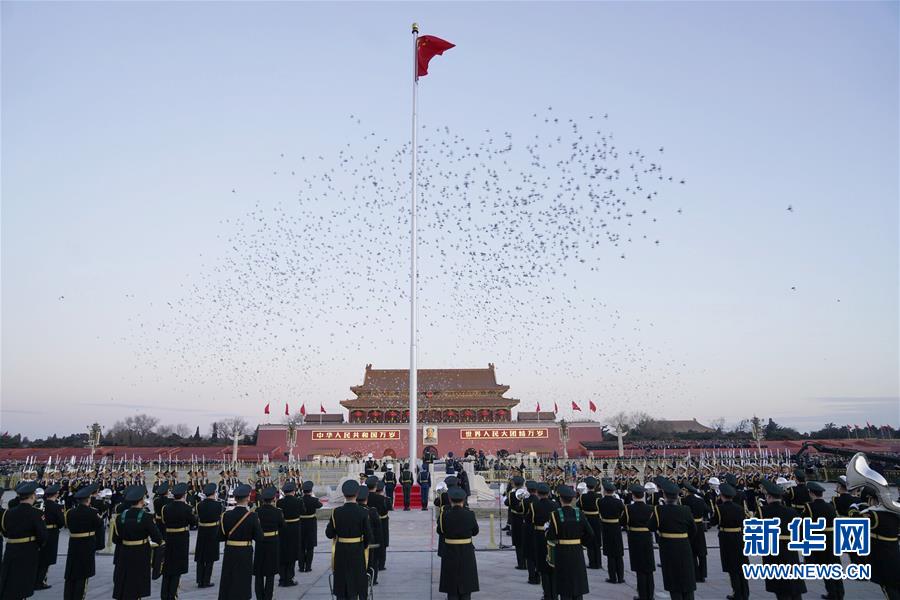 （社會(huì)）（6）人民解放軍首次執(zhí)行天安門(mén)廣場(chǎng)升國(guó)旗任務(wù)