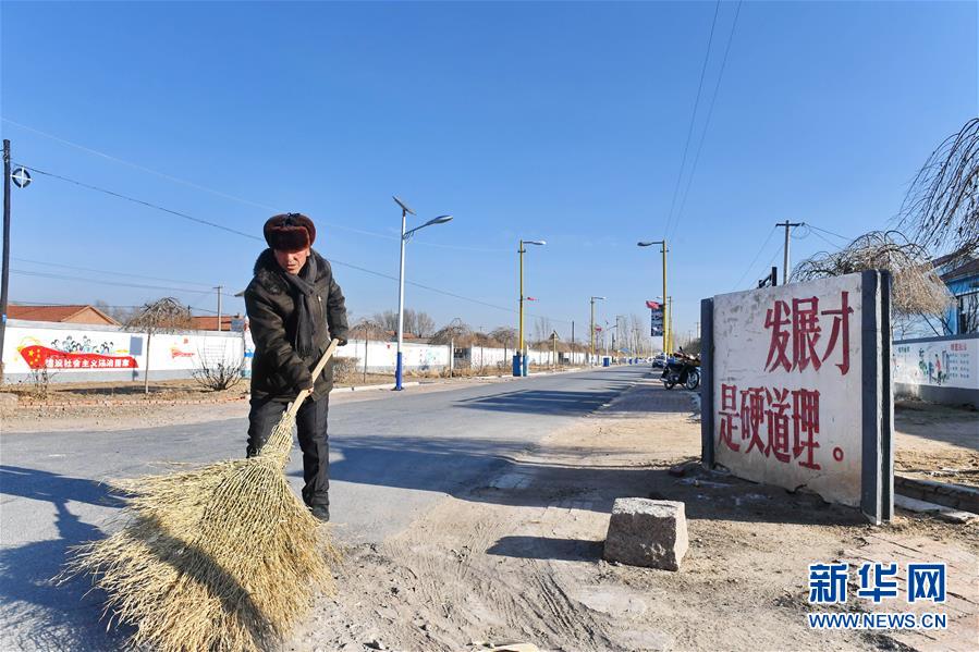 （新華全媒頭條·新時代新氣象新作為·圖文互動）（1）抬腳踏上水泥路，出門坐上公交車——我國竭力破除農(nóng)村交通“最后一公里”瓶頸