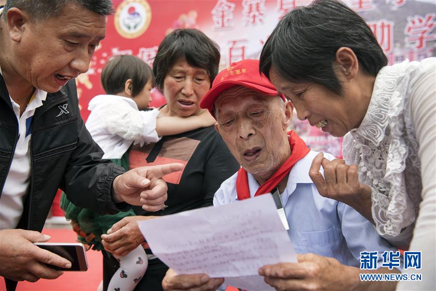 （圖片故事）（3）“希望老人”的第100次老區(qū)助學之旅