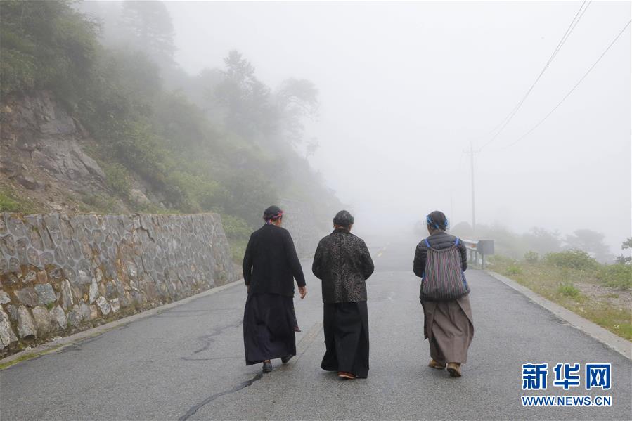 （圖文互動）（10）特寫：“八一”禮物，飛向云端哨所